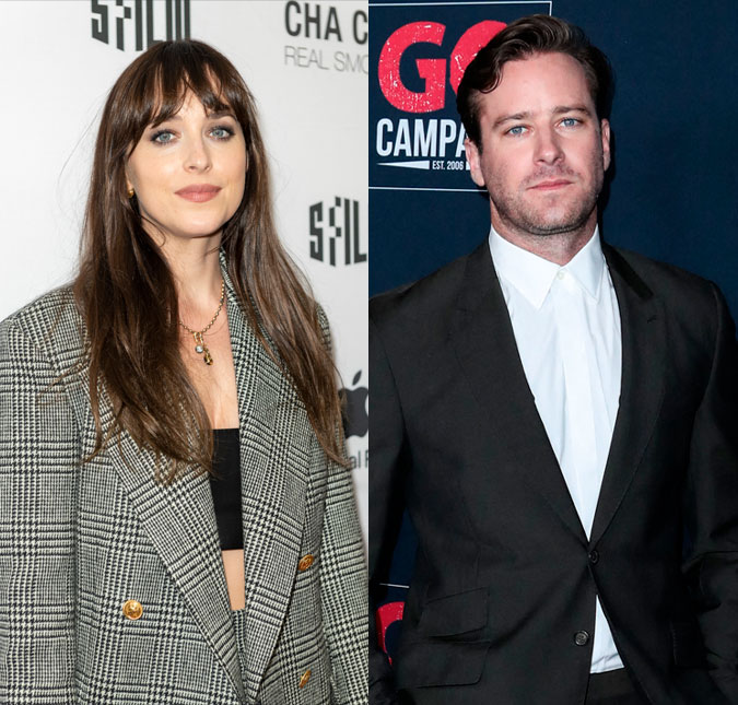 Dakota Johnson faz piada sobre Armie Hammer, acusado de canibalismo: <i>- Eu teria sido outra mulher que tentou comer</i>