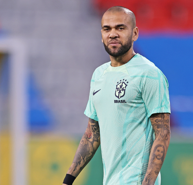 Jogador Daniel Alves é detido na Espanha após denúncia de assédio sexual