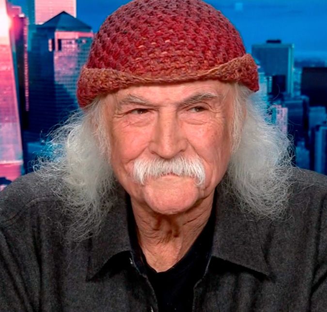 David Grosby morreu aos 81 anos de idade em 18 de janeiro. A notícia foi confirmada pela esposa do cantor, Jan Dance, à revista Variety um dia depois do ocorrido. É com grande tristeza, após uma longa doença, que nosso amado David [Croz] Crosby morreu. Ele estava cercado de amor por sua mulher e alma gêmea Jan e seu filho Django. Embora ele não esteja mais aqui conosco, sua humanidade e alma bondosa continuarão a nos guiar e nos inspirar. Seu legado continuará a viver através de sua música lendária. Paz, amor e harmonia para todos que conheceram David e para aqueles que ele tocou. Sentiremos muito a falta dele. Neste momento, pedimos respeitosamente e gentilmente privacidade como lamentamos e tentamos lidar com nossa profunda perda. Obrigado pelo amor e orações, disse. O artista era conhecido por integrar a banda Crosby, Stills & Nash, formada em 1969. Durante a carreira, teve grandes conquistas, como receber um Grammy e ter o nome no Rock and Roll of Fame. A causa da morte ainda não foi revelada.