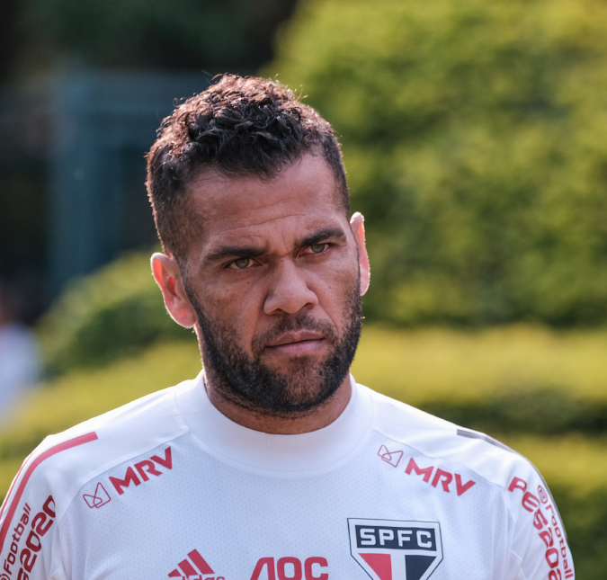 Após acusação de estupro, Daniel Alves volta atrás em declaração inicial e alega sexo consensual