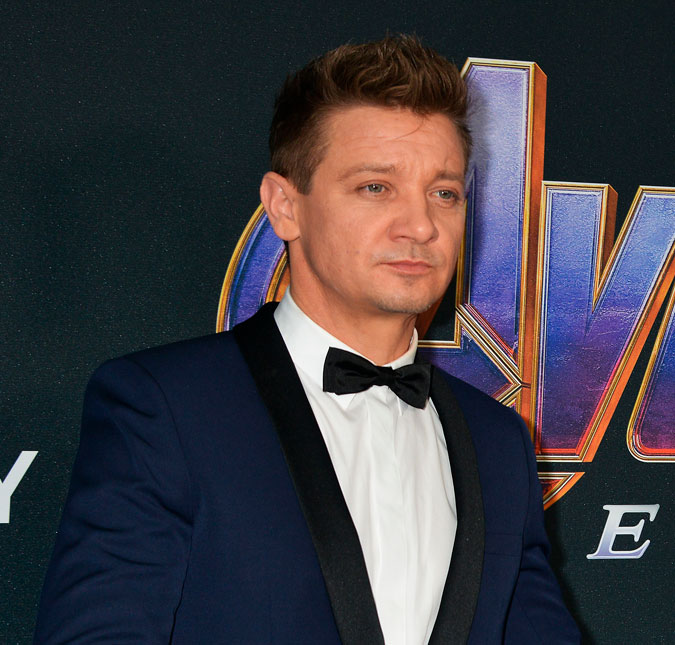 Jeremy Renner revela que quebrou mais de 30 ossos em acidente: <i>Vão se consertar, ficar mais fortes</i>