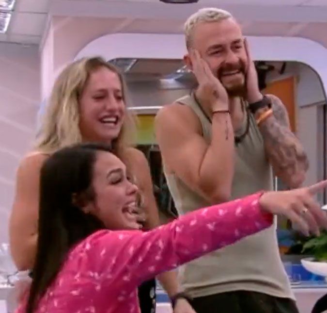 O brother caiu na pegadinha e saiu correndo para ver se o telefone estava tocando