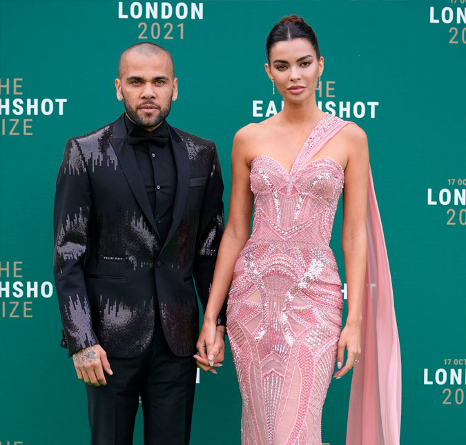 Após prisão de Daniel Alves e morte da mãe, esposa do jogador lamenta: <i>Perdi os únicos dois pilares da minha vida</i>