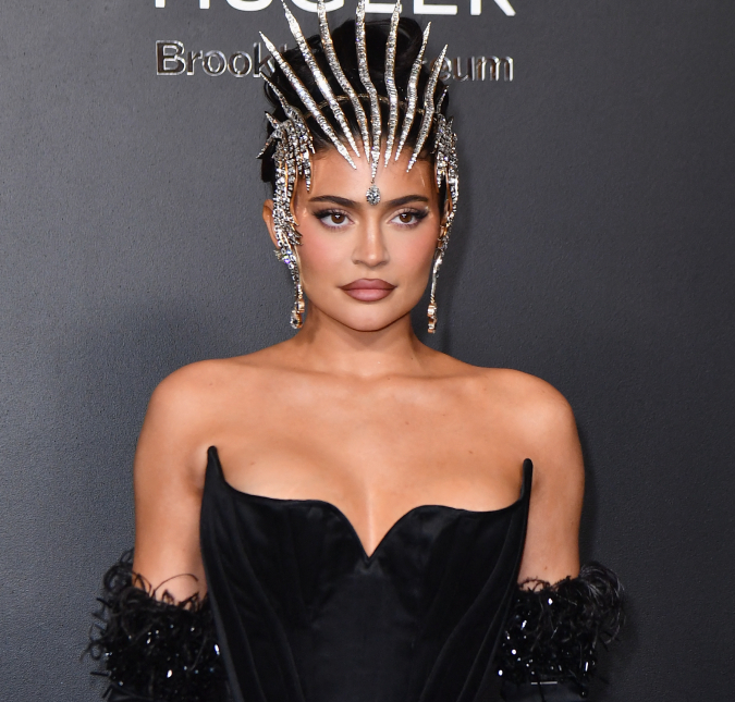 Kylie Jenner mostra rostinho do filho pela primeira vez e revela novo nome da criança