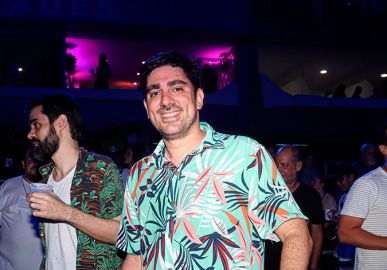 Após ser acusado de trair esposa durante Carnaval, Marcelo Adnet se pronuncia sobre vídeo beijando outra mulher