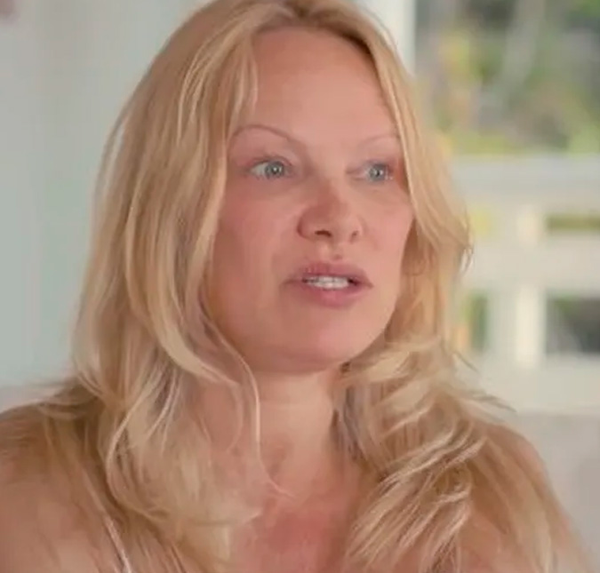 Após abandonar maquiagem, Pamela Anderson revela se sentir mais sexy aos 56 anos