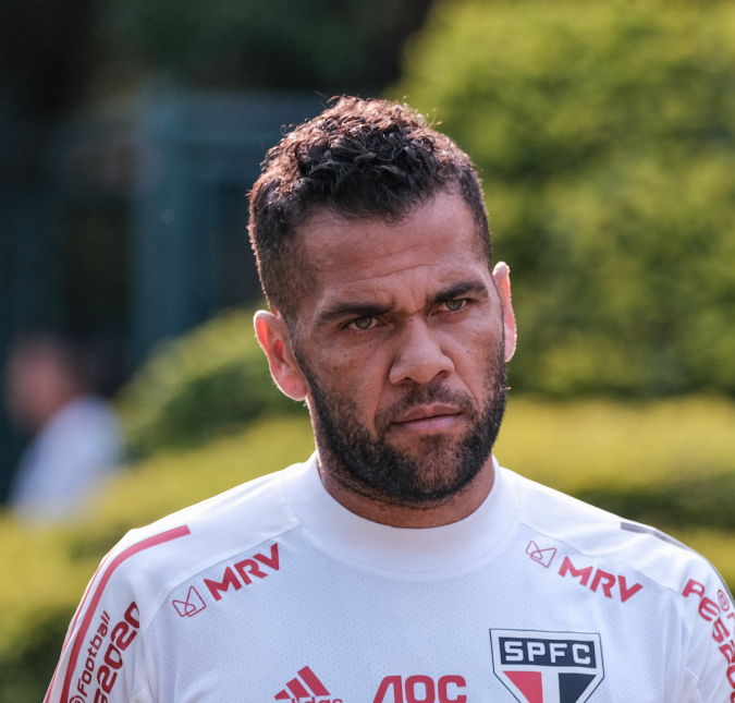 Irmão de Daniel Alves expõe problemas familiares ao falar sobre dificuldade da mãe do jogador de ir para a Espanha