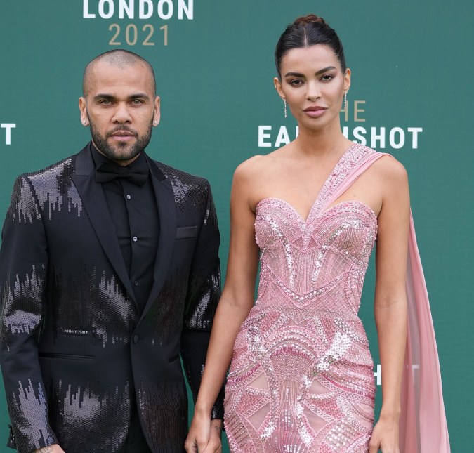 Após polêmica com Daniel Alves, esposa do atleta apaga fotos com o jogador de suas redes sociais