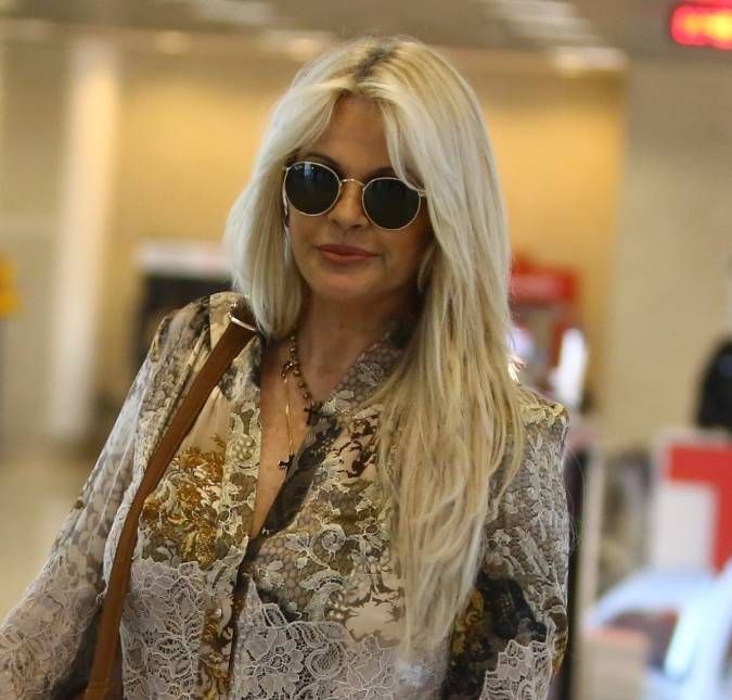 Monique Evans se revolta com ataques após publicar vídeo beijando noiva: Disseram que meus netos iam sentir vergonha A modelo disse que a filha, Bárbara Evans, aceita seu relacionamento e ameaçou processar autores dos comentários