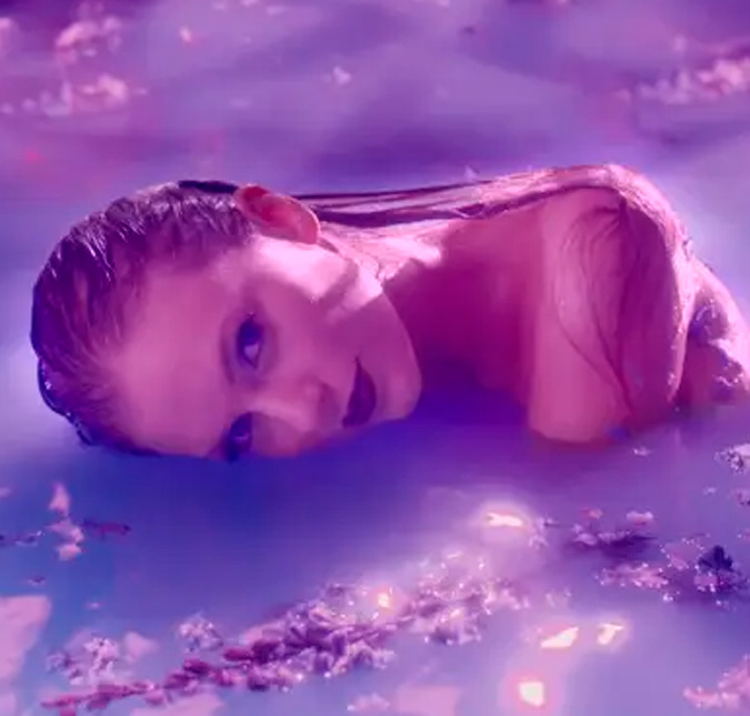 Taylor Swift leva fãs à loucura ao aparecer nua em banheira no clipe de <I>Lavender Hazer</i> e explica conceito