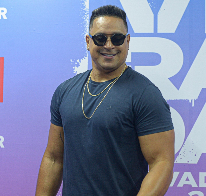 Xanddy posta foto na frente de aeronave e compartilha legenda super bem humorada