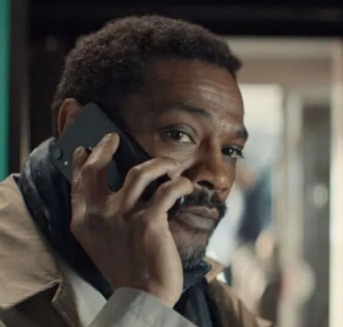 O ator francês Adama Niane, conhecido por seu trabalho na série Lupin, morreu aos 56 anos de idade. Segundo informações do jornal The Sun, a causa da morte não foi revelada. O ator Omar Sy, protagonista da produção da Netflix, usou as redes sociais para prestar seu apoio à família do colega: Estendo minhas profundas condolências aos entes queridos de Adama Niane, um imenso ator ao lado de quem tive a chance e o prazer de atuar. Um homem de rara benevolência… Que sua alma descanse em paz.