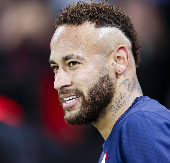 A vida pessoal e a carreira de NeymarJr. sempre giraram em torno de polêmicas, e, com sua família, a situação não é diferente! Relembre, a seguir, os bafafás envolvendo os familiares do jogador!