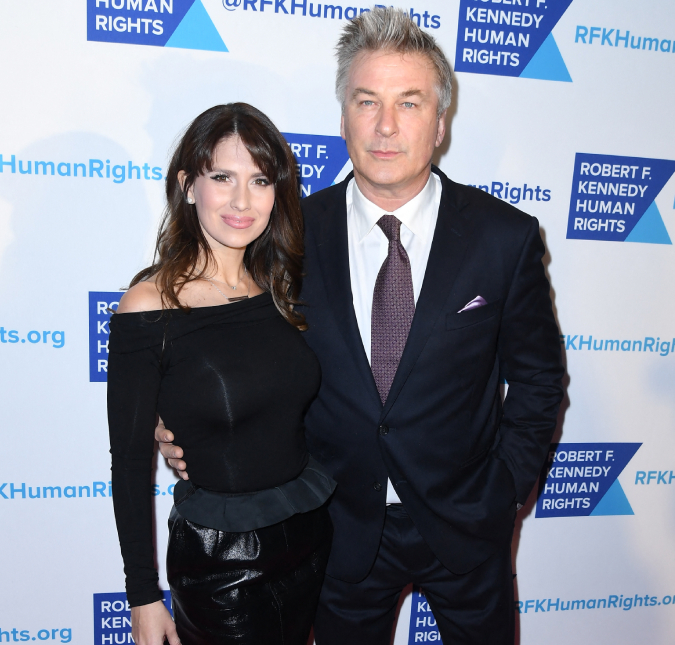 Alec Baldwin e esposa teriam ido jogar pôquer horas depois dele ser formalmente indiciado pela morte de Halyna Hutchins, diz revista