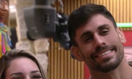 Fãs de Amanda Meirelles e Cara de Sapato pagam para vídeo da dupla ser exibido na <I>Times Square</i>