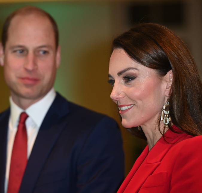 Kate Middleton quebra protocolo e dá tapinha no bumbum de Príncipe William