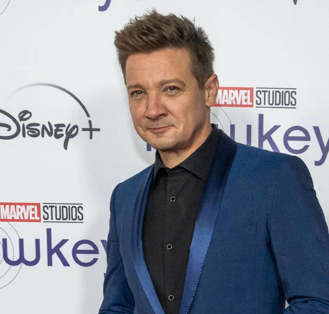 Enquanto se recupera, Jeremy Renner fala sobre novo trabalho: <i>Assim que eu estiver em pé, iremos até você</i>