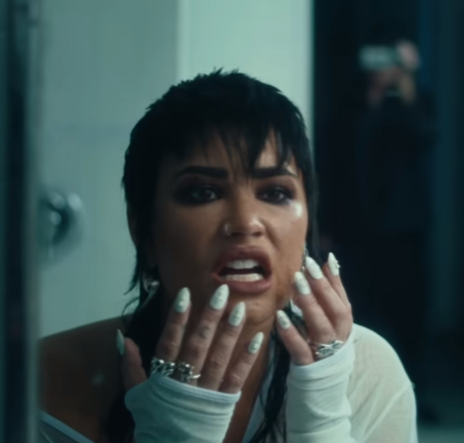 Demi Lovato recebe faixa roxa no jiu-jitsu, saiba mais!