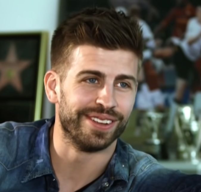 Gerard Piqué e Clara Chía são flagrados andando nas ruas de Barcelona, veja Além do passeio, o casal estaria morando junto em uma cobertura do ex jogador