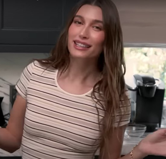 Apaixonada pelo Brasil, Hailey Bieber cozinha pão de queijo ao lado da mãe e da avó