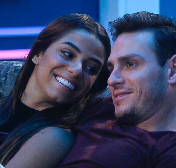 Claro que depois do primeiro beijo, o clima entre o casal só esquentou e está dando o que falar nas redes sociais. Recentemente eles movimentaram o edredom e rolou até um pedido inusitado da jogadora de vôlei. Eita! Que tal relembrar alguns momentos calientes do casal? Vamos lá: Claro que depois do primeiro beijo, o clima entre o casal só esquentou e está dando o que falar nas redes sociais. Recentemente eles movimentaram o edredom e rolou até um pedido inusitado da jogadora de vôlei. Eita! Que tal relembrar alguns momentos calientes do casal? Vamos lá: