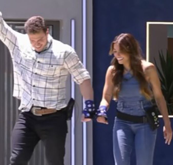 No dia 16 de janeiro, os fãs do Big Brother Brasil 23 acompanharam a entrada de todos os participantes na casa mais vigiada do Brasil. Divididos em duplas, os 22 participantes chegaram com os pulsos presos ao seu par. Key Alves, do camarote, entrou ao lado do agroboy Gustavo. E desde que passaram pela porta mostraram uma sintonia daquelas! No dia 16 de janeiro, os fãs do Big Brother Brasil 23 acompanharam a entrada de todos os participantes na casa mais vigiada do Brasil. Divididos em duplas, os 22 participantes chegaram com os pulsos presos ao seu par. Key Alves, do camarote, entrou ao lado do agroboy Gustavo. E desde que passaram pela porta mostraram uma sintonia daquelas!