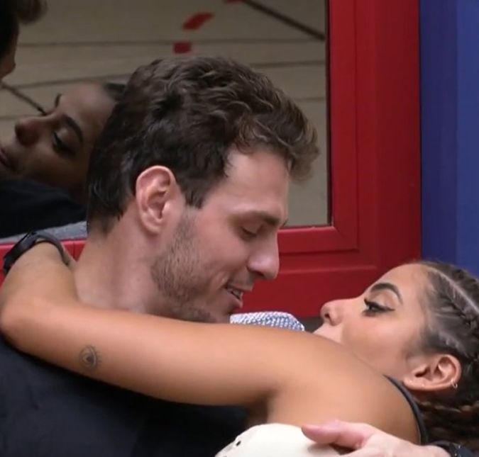 Antes de uma das provas do líder, Key e Gustavo conversaram na sala da casa e falaram sobre a possibilidade de rolar sexo no quarto do segundo andar. Sem rodeios, ela afirmou que faria, caso Gustavo ganhasse a liderança. E a fala da jogadora deixou o brother motivado, já que ele se tornou o líder daquela semana. Na comemoração, Key o abraçou e falou: Vai ter champanhe. Neném, vai ter sexo também né? Vai ter que ter Antes de uma das provas do líder, Key e Gustavo conversaram na sala da casa e falaram sobre a possibilidade de rolar sexo no quarto do segundo andar. Sem rodeios, ela afirmou que faria, caso Gustavo ganhasse a liderança. E a fala da jogadora deixou o brother motivado, já que ele se tornou o líder daquela semana. Na comemoração, Key o abraçou e falou: Vai ter champanhe. Neném, vai ter sexo também né? Vai ter que ter