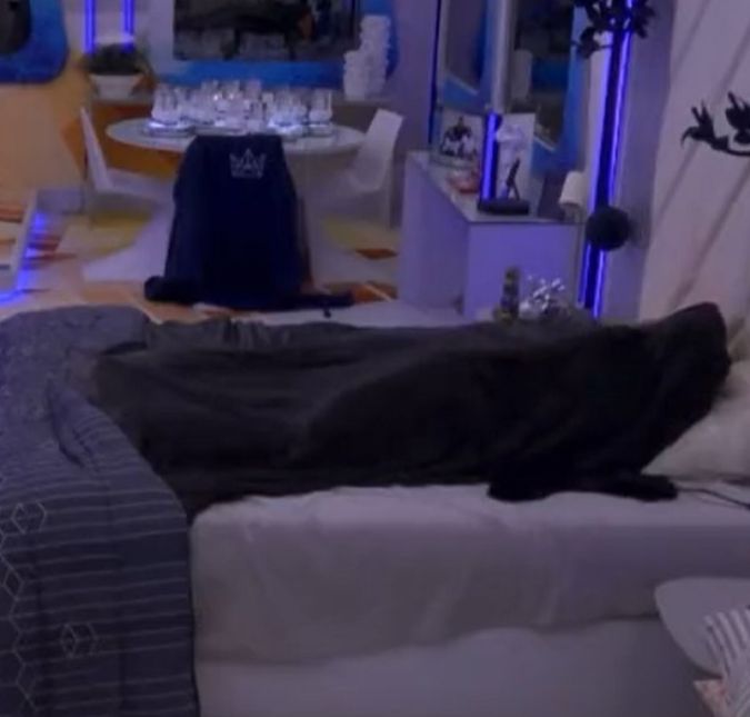 Aproveitando ao máximo o quarto, o casal novamente foi para embaixo do edredom e fez a temperatura subir. Diferente da primeira vez, foi possível escutar um pedido inusitado de Key: Sou sua putinh*. Se você quiser, sou sua putinh*! Aproveitando ao máximo o quarto, o casal novamente foi para embaixo do edredom e fez a temperatura subir. Diferente da primeira vez, foi possível escutar um pedido inusitado de Key: Sou sua putinh*. Se você quiser, sou sua putinh*!