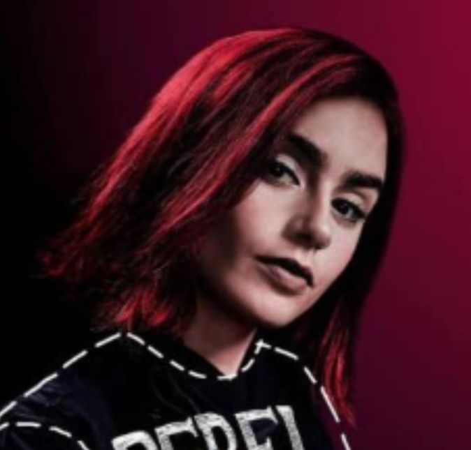 Lily Collins mudou o tom do cabelo para o vermelho pela segunda vez. A atriz já teve as madeixas ruivas, mais puxadas para o laranja, e atualmente está com os fios mais vermelhos para viver Red no filme de ficção científica Okja. Lily Collins mudou o tom do cabelo para o vermelho pela segunda vez. A atriz já teve as madeixas ruivas, mais puxadas para o laranja, e atualmente está com os fios mais vermelhos para viver Red no filme de ficção científica Okja.