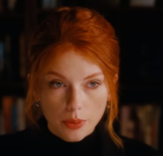 Conhecida por seus fios loiros, Taylor Swift também já apareceu com os cabelos ruivos e sem franja para um trabalho. A cantora surgiu com o visual diferente em prévia do clipe Babe, de Sugarland, em que ela faz participação. Além do visual diferente, a cantora contracena com o ator Brandon Routh, que interpreta Atom em Legends of Tomorrow. Taylor também surgiu ruiva no clipe de All Too Well. E aí, aprovaram a Taylor ruiva? Conhecida por seus fios loiros, Taylor Swift também já apareceu com os cabelos ruivos e sem franja para um trabalho. A cantora surgiu com o visual diferente em prévia do clipe Babe, de Sugarland, em que ela faz participação. Além do visual diferente, a cantora contracena com o ator Brandon Routh, que interpreta Atom em Legends of Tomorrow. Taylor também surgiu ruiva no clipe de All Too Well. E aí, aprovaram a Taylor ruiva?