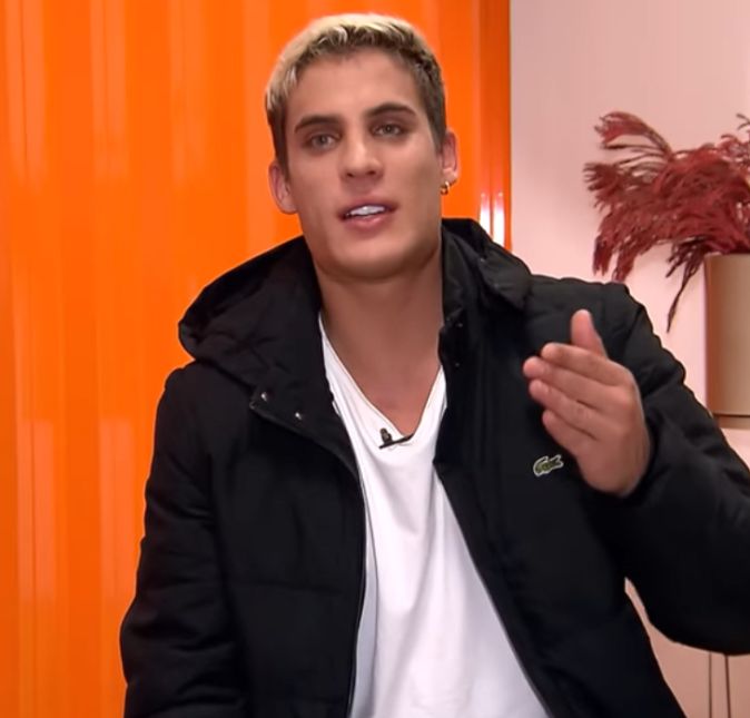 A polêmica do momento está rolando desde o começo de 2023, quando surgiram boatos de que o romance entre Nadine Gonçalves e Tiago Ramos estava vivo novamente, após os dois serem vistos no mesmo local. Mas Tiago Ramos já negou que tenha voltado com Nadine, no programa Fofocalizando: -As pessoas só me procuram para saber de alguma fofoca ou coisa do tipo, mas eu não voltei com ninguém, não. E, se eu tivesse voltado, as pessoas saberiam pela minha boca, entendeu?.