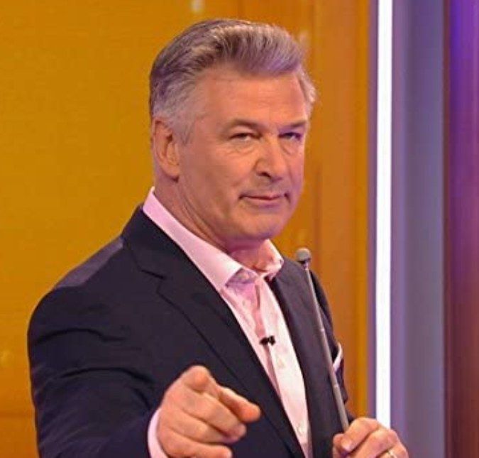 Alec Baldwin é processado por pais e irmã de Halyna Hutchins por morte da diretora de fotografia O ator estava com uma arma de propulsão que continha balas reais durante as gravações de Rust