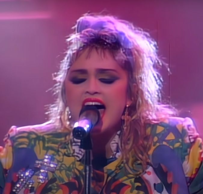 Já em 1985, Madonna estourou com o hit Like a Virgin. Foi nesse mesmo ano que a cantora estreou no cinema. Nesse período, ela já estava com o cabelo mais longo. Já em 1985, Madonna estourou com o hit Like a Virgin. Foi nesse mesmo ano que a cantora estreou no cinema. Nesse período, ela já estava com o cabelo mais longo.