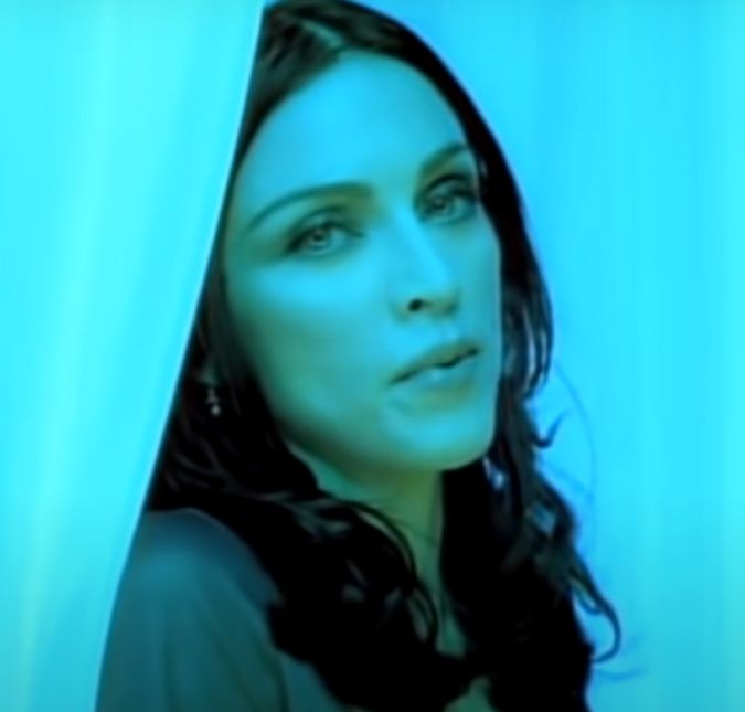 No ano de 1998, com os cabelos pretos, Madonna lançou o seu sétimo álbum, Ray of Light. No ano de 1998, com os cabelos pretos, Madonna lançou o seu sétimo álbum, Ray of Light.
