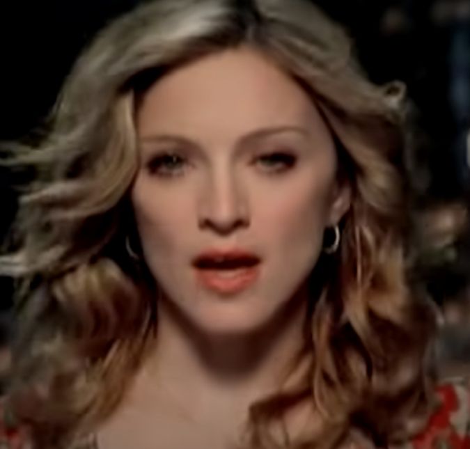 Em 2002, Madonna voltou para os cabelos loiros. Em 2002, Madonna voltou para os cabelos loiros.