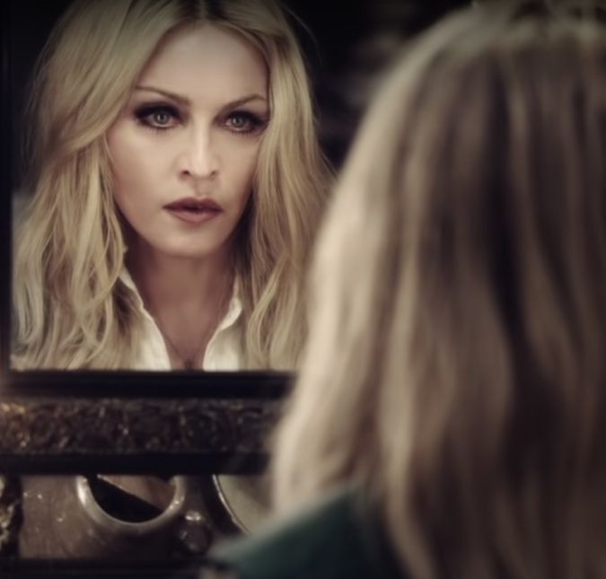 No ano de 2013, ainda loira, a cantora foi eleita a celebridade mais bem paga daquele ano. UAU! No ano de 2013, ainda loira, a cantora foi eleita a celebridade mais bem paga daquele ano. UAU!