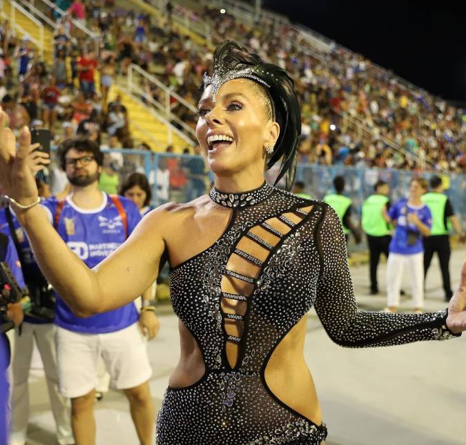 Adriane Galisteu comenta sobre as críticas que recebeu em seu vídeo sambando: - <i>Quem não gostou, fica à vontade</i>