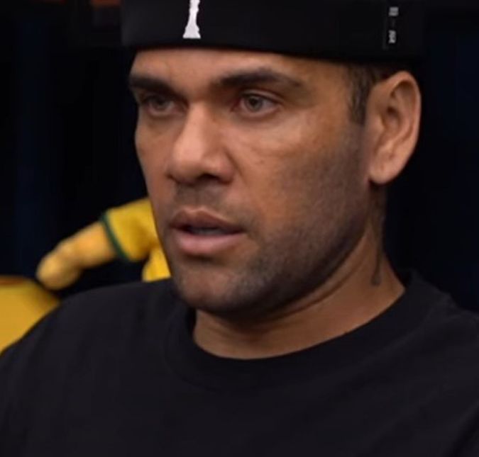 Joana Sanz, esposa de Daniel Alves, teria feito pacto secreto com o jogador, revela jornal A modelo também agradeceu o carinho e o apoio recebido