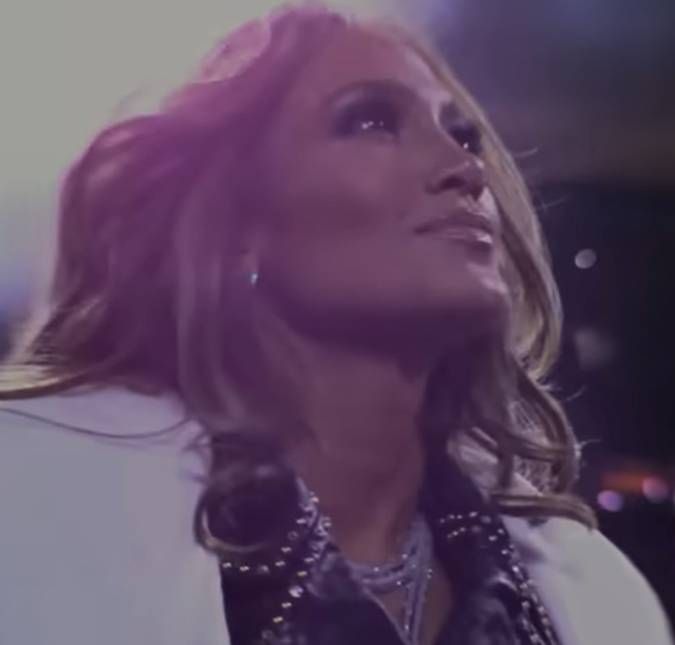 Jennifer Lopez posta vídeo com lingerie de renda, confira! A artista posou para uma campanha em comemoração ao Valentine's Day