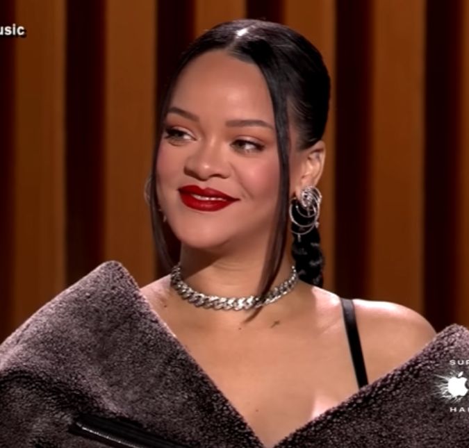 Rihanna revela que maternidade afetou sua confiança e que show no Super Bowl veio em ótimo momento A cantora falou em entrevista coletiva sobre o que os fãs podem esperar do seu próximo álbum e da apresentação, que terá apenas 13 minutos