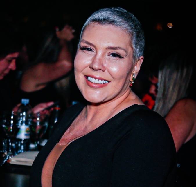 Simony compartilha ensaio de fotos e desabafa: <i>Não sou menos mulher por passar por um tratamento de câncer</i>
