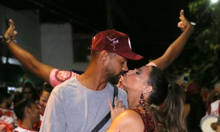 Viviane Araújo samba muito, dá empinadinha no bumbum e beija o marido em noite de ensaio de rua do Salgueiro; veja fotos!