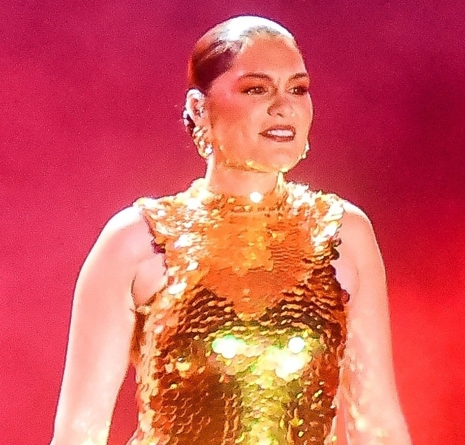 Grávida, Jessie J exibe lindo barrigão e revela sexo do bebê