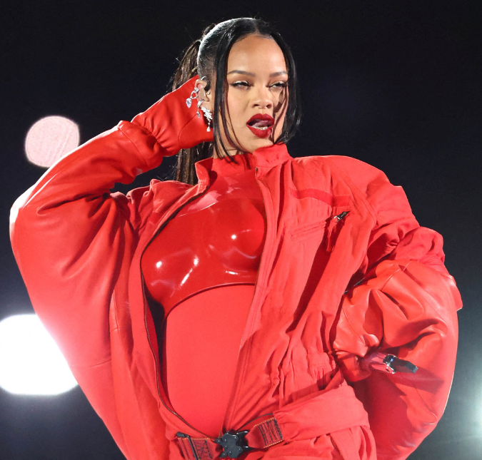 Rihanna grávida? <i>Web</i> levanta suspeitas durante a apresentação no <i>SuperBowl</i>