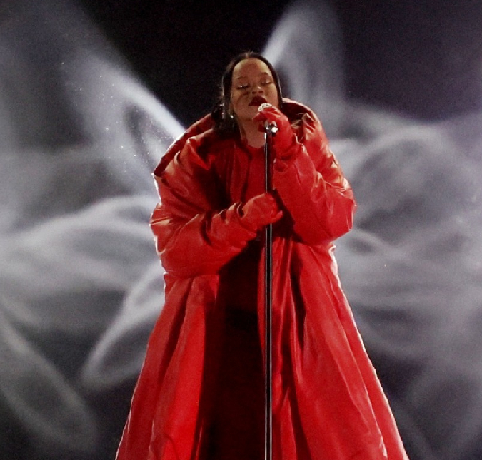 Rihanna canta sucessos e agita fãs em <I>show</I> durante o intervalo do <I>Super Bowl</I>