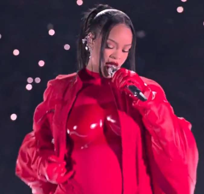 Rihanna aparece pós-<I>show</I> do <i>Super Bowl</i> comemorando o sucesso com as amigas, confira!