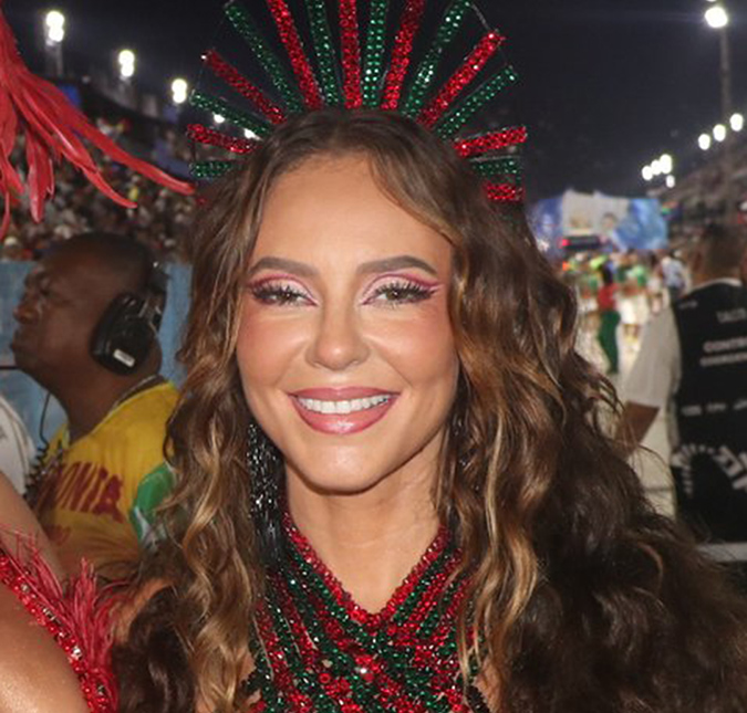Paolla Oliveira coloca o bumbum para jogo em <i>look</i> de tiras e aposta em adesivo de seios para ensaio de Carnaval; confira!
