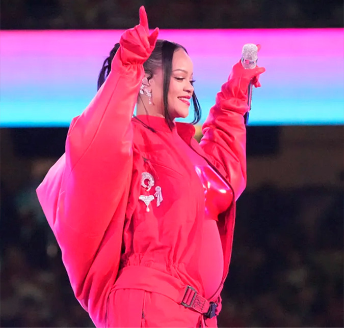 Surpresinha! Após Rihanna aparecer grávida no <I>Super Bowl</i>, internautas não perdoam e fazem memes: <I>Esperávamos álbum, recebemos feto</i>