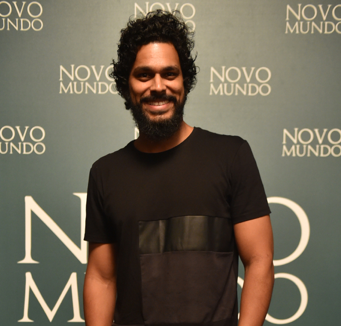 Renan Monteiro fala da emoção ao assistir estreia de peça que dirigiu: - <I>Eu chorei bastante, é como um filho que nasce</I>