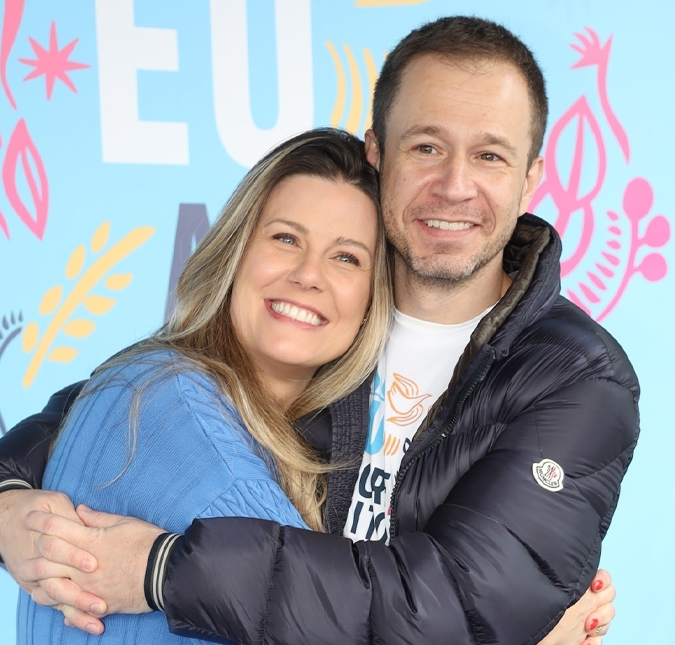 Daiana Garbin, esposa de Tiago Leifert, se diverte com a filha: <i>Esqueci alguns compromissos porque estou fazendo castelos de areia</i>